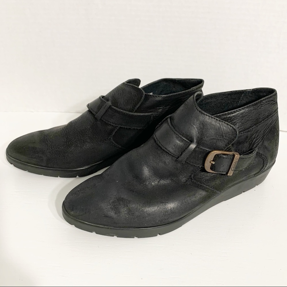 Clarks Leather Booties with Ankle Strap and Buckle Slip-ons Round Pointed Toe 🖤